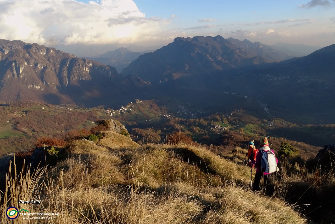 43 Dalla cresta di vetta del Corno Zuccone vista sulla Val Taleggio.JPG